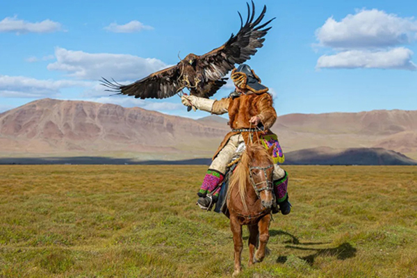 mongolia-eagle-hunter-jenisbek-tserik-restricted